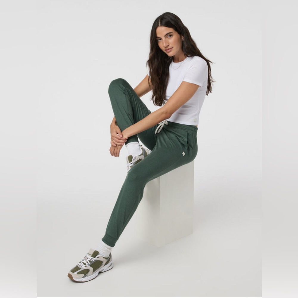 Vuori Joggers size Large - Picture 2 of 8
